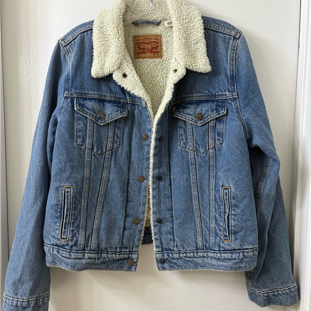 ⭐️FLASH SALE⭐️ 
Levi's Classic Blue Denim Jacket with Sherpa Lining